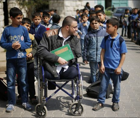 Învățătorul erou: cu o singură mână și fără picioare, Ahmed le predă copiilor din Gaza
