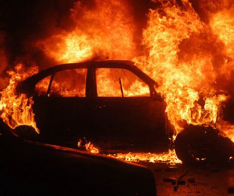 Mașini cu numere de înmatriculare românești, incendiate în Italia