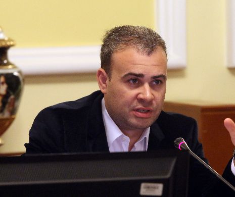 Ministrul Finanţelor, Darius Vâlcov, din nou la DNA, pentru audieri