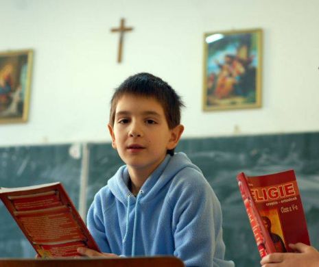 Mult ZGOMOT pentru NIMIC: 9 elevi din 10 vor RELIGIA la școală!