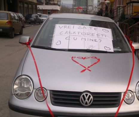 O tânără din Cluj Napoca și-a cerut iubitul în căsătorie într-un mod mai puțin neobișnuit. Vezi ce RĂSPUNS a primit îndrăgostita