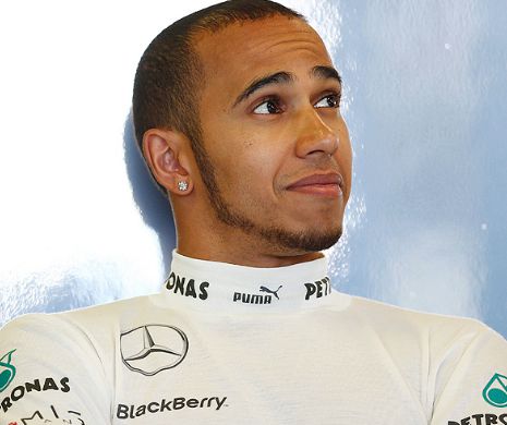 Pilotul Lewis Hamilton le-a promis fanilor de Formula 1 că le cântă: "Îmi place muzica şi îmi place să produc muzică"