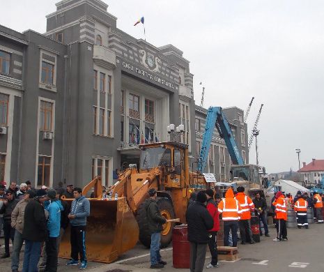 Portuarii din Constanţa îşi mută protestul la Ministerul Transporturilor
