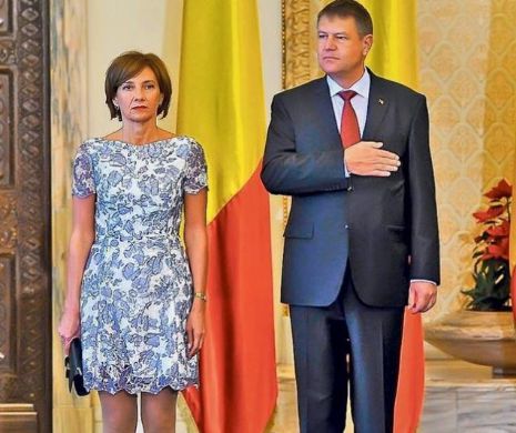 Preşedintele Klaus Iohannis şi soţia sa au ajuns la castelul Peleş, unde vor participa la un dineu alături de familia regală