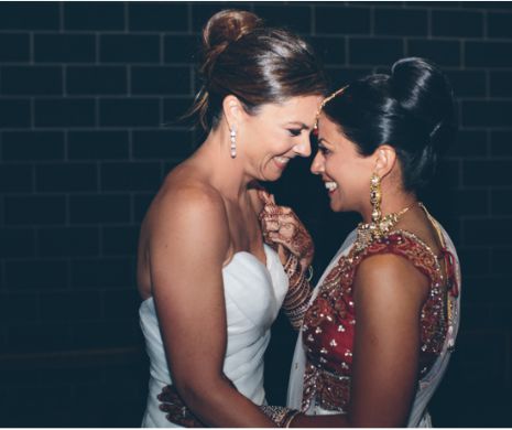 SCANDALOS pentru comunităţile din INDIA. Două LESBIENE indience s-au căsătorit. Au fost surprinse în cel mai INTIM moment | FOTO