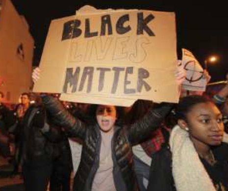 SUA. Noi proteste în FERGUSON, orașul în care un adolescent negru NEÎNARMAT a fost ucis de ofițeri albi