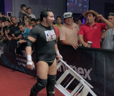 TERIFIANT. Un wrestler a MURIT în ring. Miile de spectatori nici nu și-au dat seama | FOTO