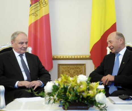 Traian Băsescu a primit Ordinul "Ştefan cel Mare" de la preşedintele Republicii Moldova