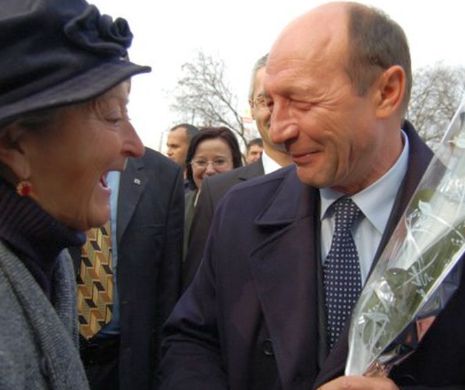 Traian Băsescu, la sediul PMP de 8 Martie. " Domnule președinte, de zece ani aștepăt să vă pup"