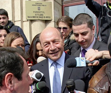 Traian Băsescu: România TV şi Antena 3 au lansat  diversiunea: ''Băsescu a fost denunţat de Vâlcov'' pentru că vor să ascundă scandalul votului pentru Şova