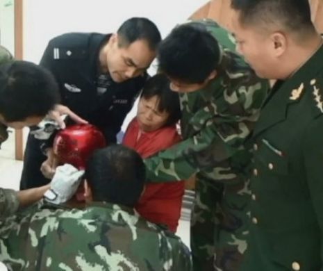 Un micuţ a rămas blocat cu capul într-o cratiţă. Numai pompierii au mai putut să îi de-a jos "casca" | VIDEO