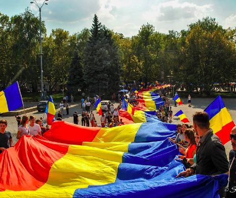 Uniți sub Tricolor. Un DRAPEL URIAȘ cusut în Chișinău , adus la Timișoara