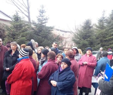 "Vrem vaccinuri și seruri românești!" Protest al salariaților de la Cantacuzino în fața Guvernului