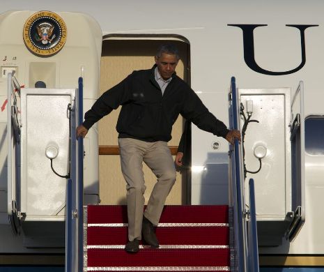 Barack Obama s-a împiedicat la coborârea din avion. Imaginile au făcut înconjurul lumii | VIDEO