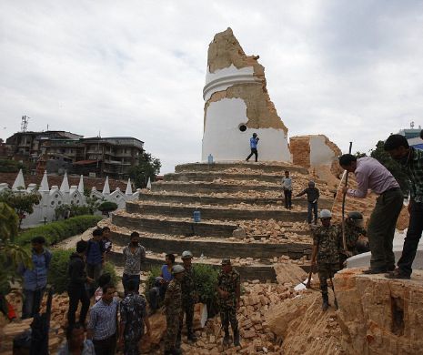 Cea mai IMPRESIONANTĂ clădire din Nepal a fost distrusă | VIDEO FOTO