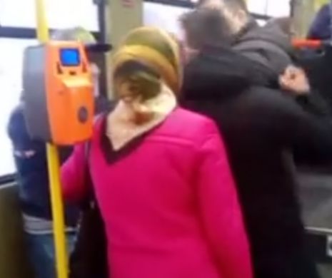 Controlori RATB, acuzati ca au agresat un calator care circula fara bilet. Intreaga scena a fost filmata de un martor