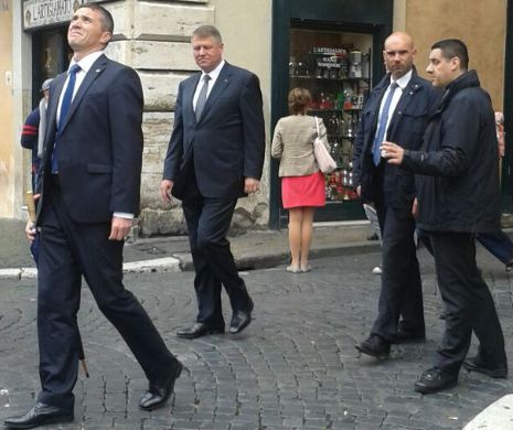 CORESPONDENȚĂ DIN ROMA. Klaus Iohannis, la plimbare cu soţia în Piaţa Navona