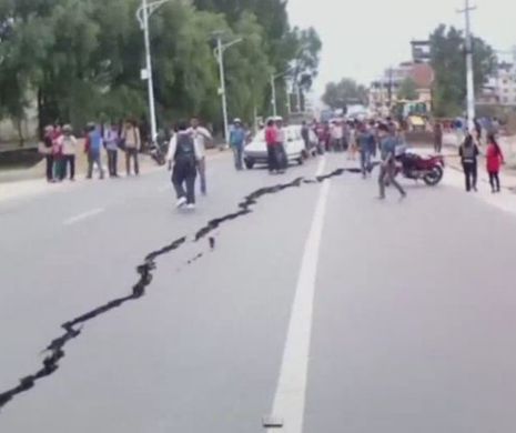 Cutremurul din Nepal. Străzile s-au crăpat în timpul seismului. Momentul şocant a fost filmat | VIDEO
