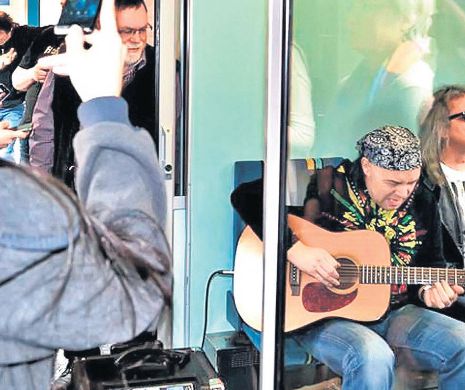 De la concerte cu mii de fani, Cristi Minculescu cântă în tren, în Germania