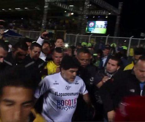 FOTO. Maradona a împărţit picioare la finalul unui meci amical