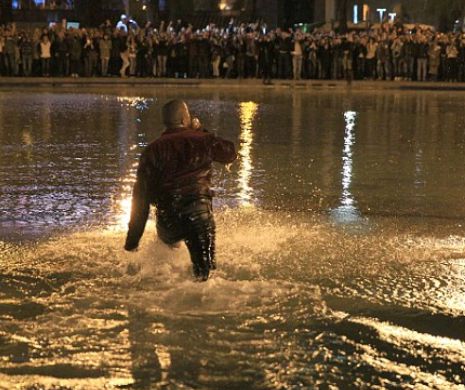 Kanye West a plonjat în apă, în timpul unui concert  ad-hoc la Erevan. Sute de fani i-au urmat exemplu | GALERIE FOTO şi VIDEO