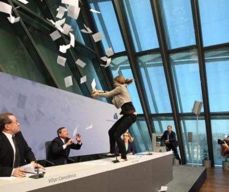 Mario Draghi, ȘEFUL BCE, atacat cu hârtii de o tânără : „Opriți dictatura BCE”. Conferința a fost sistată
