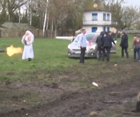 "Nunta insangerata" la un exercitiu militar din Republica Moldova. VIDEO. Mirele si mireasa, impuscati sub ochii premierului