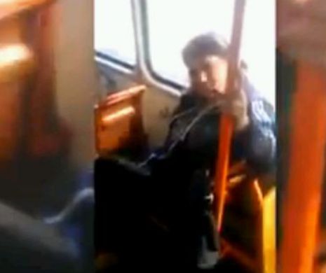 O femeie care fuma în tramvai și-a dat chiloții jos când a văzut că e filmată. VIDEO