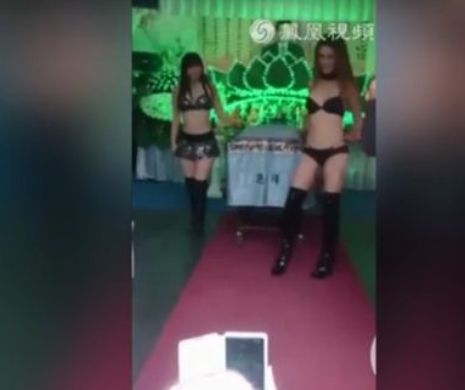 O văduvă a angajat două stripteoze să danseze la înmormântarea soţului ei. Momentul a fost filmat de cei prezenţi la funerarii