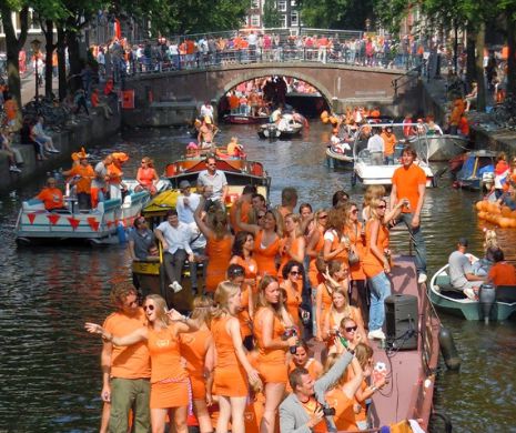 Olandezii cer ajutor împotriva HOŢILOR DE BUZUNARE. Poliţişti români, trimişi la Amsterdam de "Ziua Regelui"