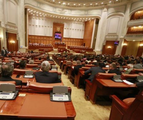 Plen reunit în Parlament pentru modificarea statutului senatorilor şi deputaţilor. PNL cere amânarea