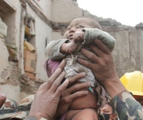 Povestea INCREDIBILĂ a bebelușului salvat dintre RUIENELE din Nepal