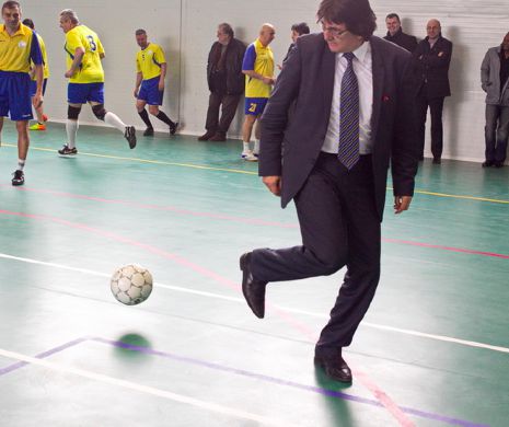 Primarul Timișoarei a bătut mingea la inaugurarea noii săli de sport a UVT I FOTO