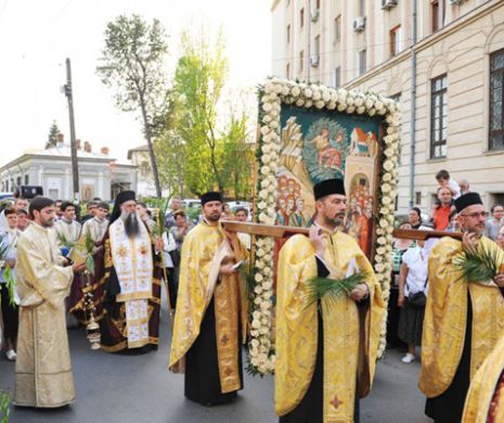 Procesiune de Florii, pe străzile Capitalei: Mii de credincioşi, alături de un sobor de preoţi, au participat la eveniment | VIDEO