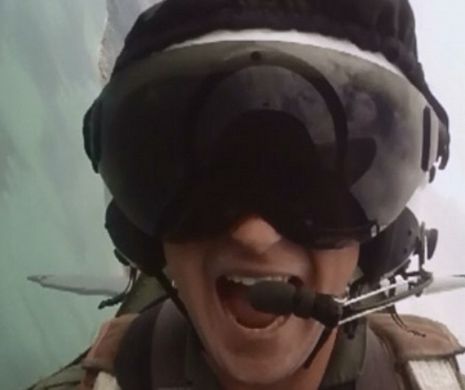 Spectaculos: Acrobaţiile Prinţului Harry la manşa unui avion de luptă | VIDEO