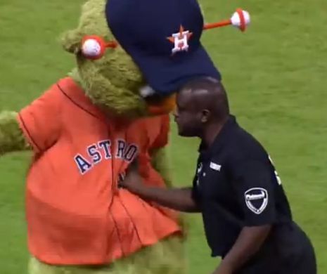 Un JANDARM a ÎMPINS o mascotă în timpul unui meci. Ce a urmat a ULUIT întreg stadionul | VIDEO VIRAL