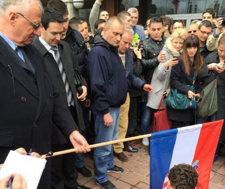 Un ultranaționalist sârb a dat foc drapelului Croației în centrul Belgradului