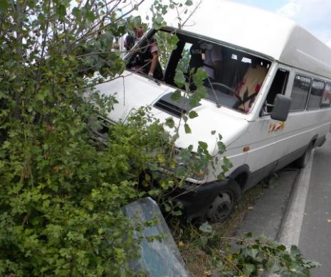 ACCIDENT în Prahova. Un microbuz cu pasageri s-a ciocnit de o autoutilitară.