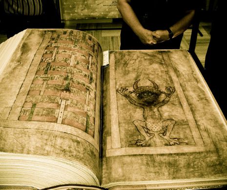 “Biblia” lui Satan a fost scrisă pe 160 piei de măgar! Interesant este misteriosul document medieval nu a fost niciodată condamnat nici de Inchiziţie, nici de Vatican