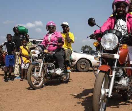 Brigada "Panterelor roz". Povestea femeilor taximetrist din Liberia | Galerie Foto
