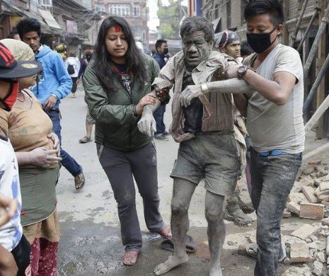 Cutremur în Nepal. Trei oameni au fost scoşi în viaţă de sub dărâmături în nord-estul ţării