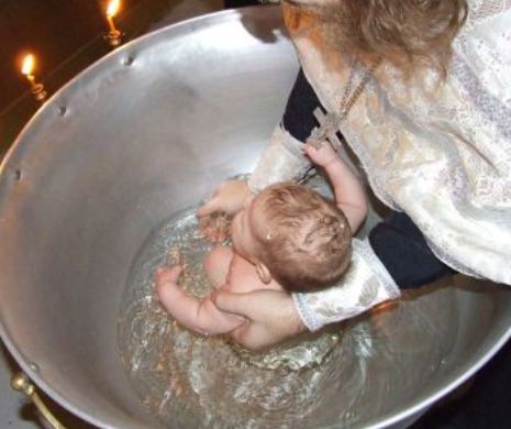 DUMNEZEULE MARE. Un bebeluş de o lună, scăpat din mâini de preot la botez. Ce traumatism sever a suferit micuţul din Botoşani