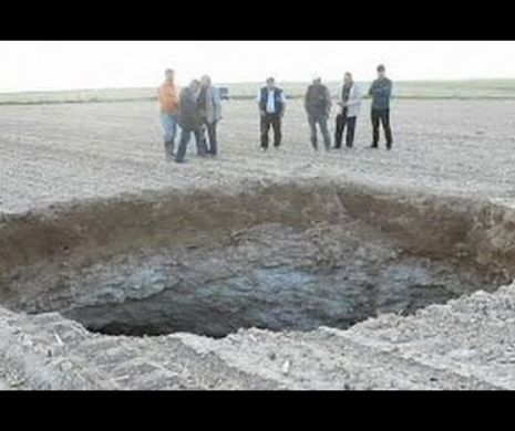 Fenomen şocant în sudul Turciei: o gaură uriaşă s-a căscat din senin în mijlocul unui teren arabil VIDEO