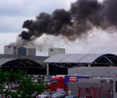 IMAGINI  cu incendiul de la fabrica de volane. Pompierii au venit cu 8 autospeciale