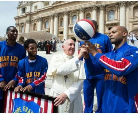 IMAGINI FABULOASE. Papa Francisc a învățat să ÎNVÂRTĂ mingea de baschet pe deget