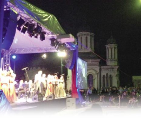 Mii de oameni au stat umăr lângă umăr, sâmbătă noaptea, pentru a vedea concertul Teatrului Național de Operetă, susținut printre morminte