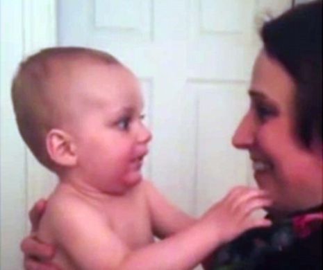 MPMENTUL AMUZANT când un bebeluș de 10 luni atunci când o vede pe sora GEAMĂNĂ a mamei pentru prima dată | VIDEO