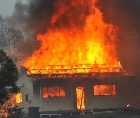 O casă din HUNEDOARA a luat foc după ce a fost LOVITĂ de un TRĂSNET