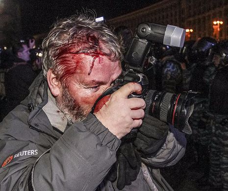 RĂZBOIUL DIN UCRAINA: Peste 40 de jurnalişti au trecut prin beciurile separatiştilor din Donbas