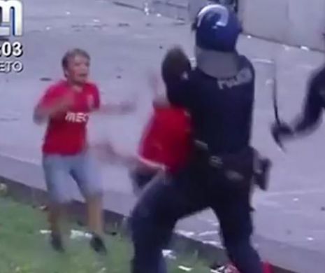 SCENELE ŞOCANTE care au revoltat o ţară întreagă: un bărbat este lovit cu bestialitate de poliţie în faţa copiilor!  VIDEO